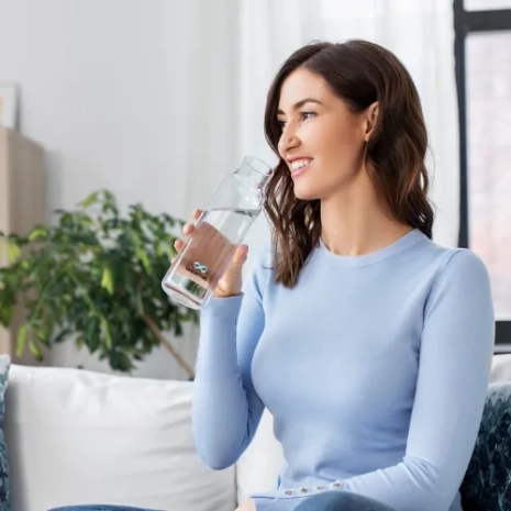 Waternet suyunu cam şişeden içen kadın